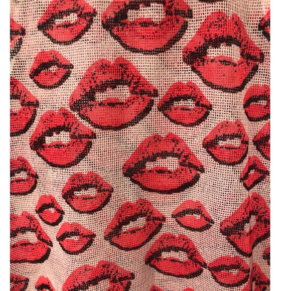 Mesh tank top with lip print - Picture 2 of 3